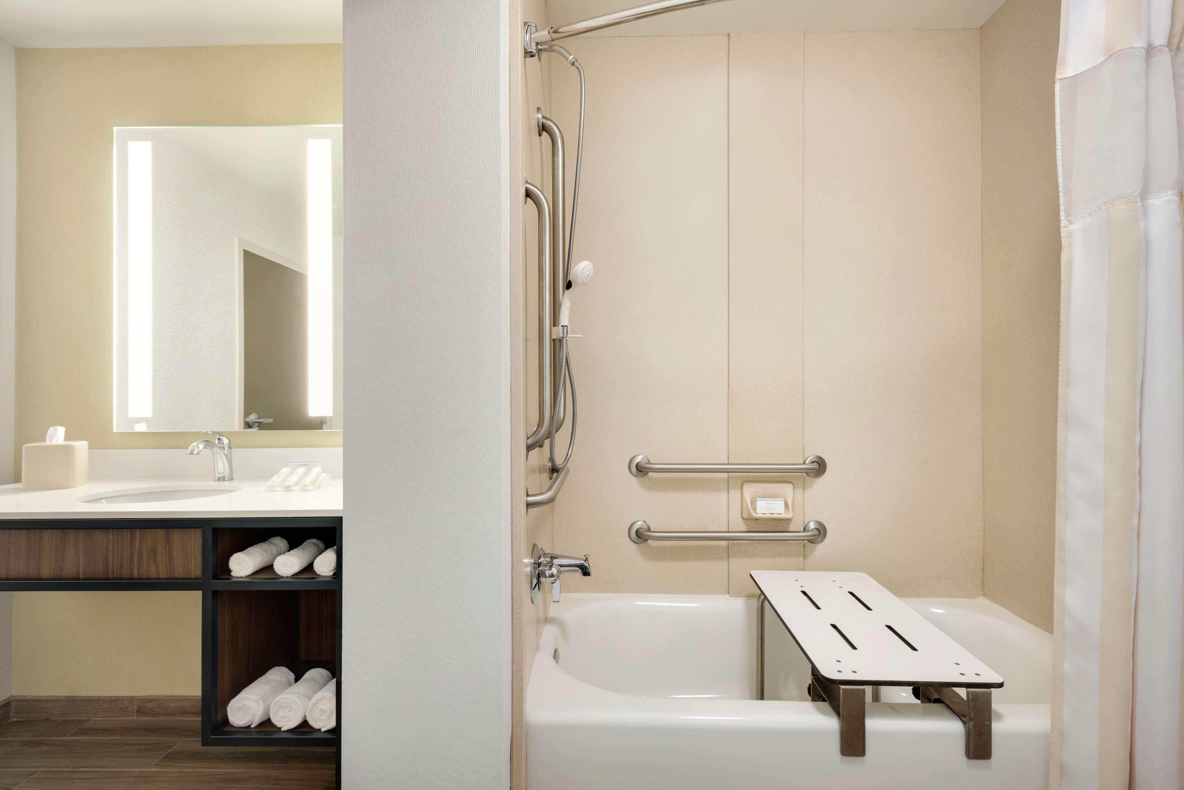 Hilton Garden Inn Dubuque Downtown Екстериор снимка