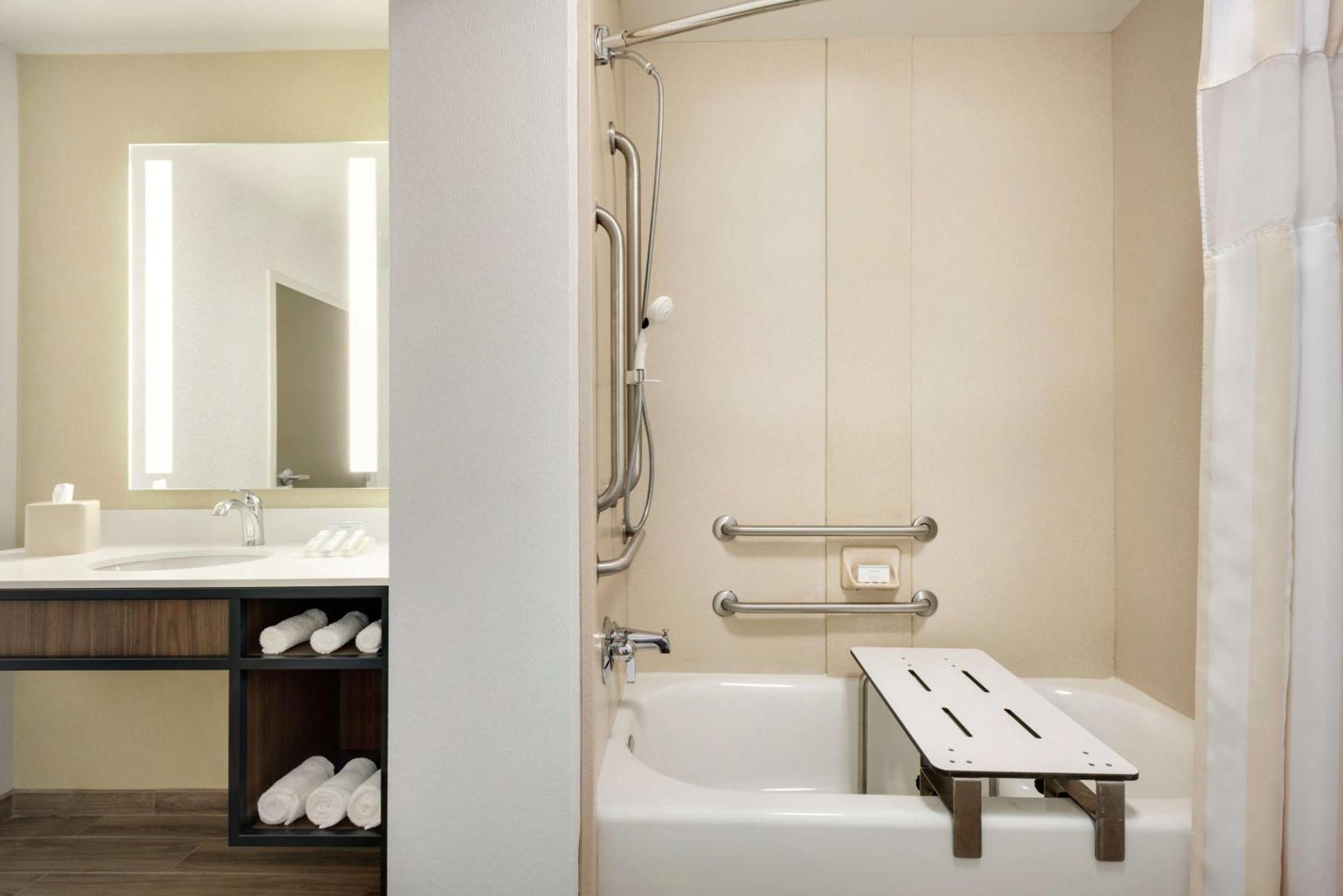Hilton Garden Inn Dubuque Downtown Екстериор снимка